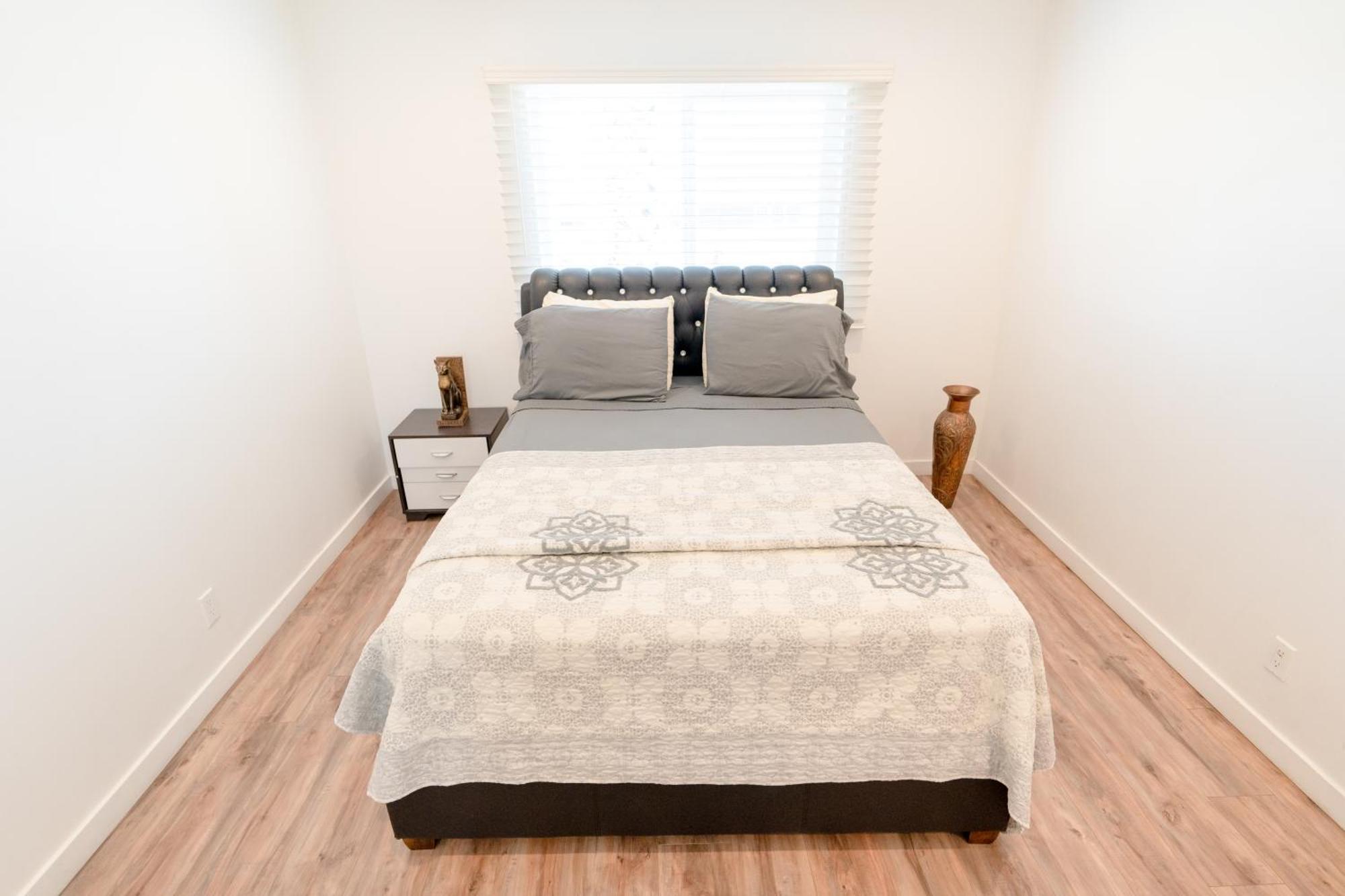 Sleek 1-bedroom With Ac & Gated Parking Space Appartement *