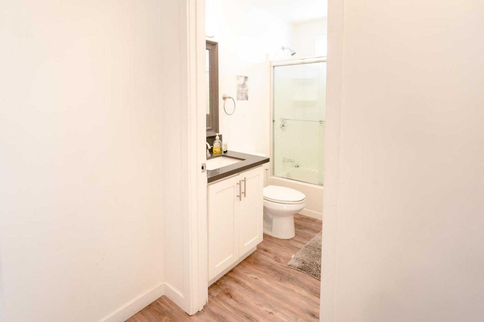 Sleek 1-bedroom With Ac & Gated Parking Space Appartement