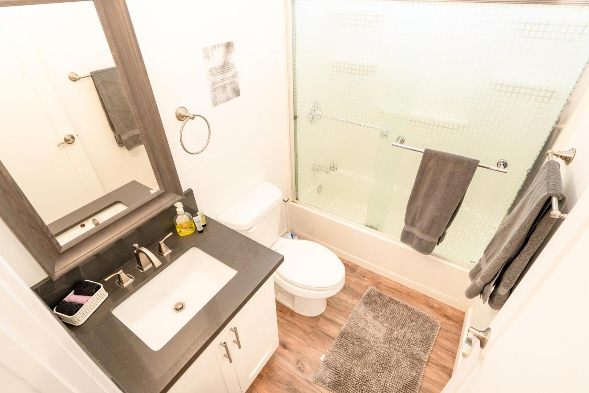 Appartement Sleek 1-bedroom With Ac & Gated Parking Space *